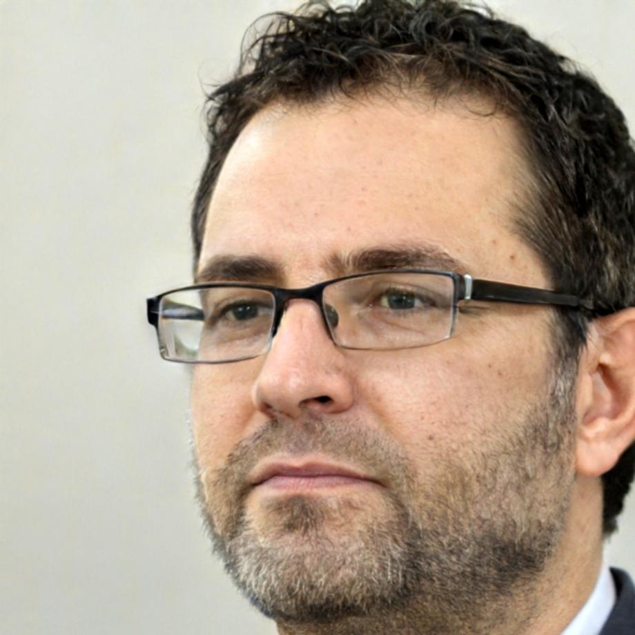 Retrato profesional de Rodrigo Mendoza, especialista en prevención de fraudes financieros